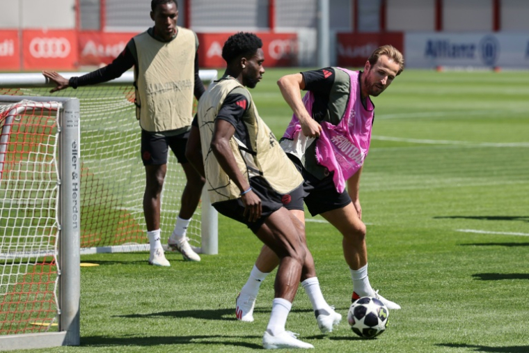 Harry Kane (à droite) et ses coéquipiers du Bayern préparent leur match contre le PSG, lors d'une séance d'entraînement à Munich, le 27 avril 2026  ( AFP / Alexandra BEIER )