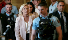 Marine Le Pen, présidente du groupe parlementaire du Rassemblement national (c), quitte la cour d'appel de Paris le 7 juillet 2026, après le prononcé de l'arrêt en appel pour détournement de fonds publics européens dans l'affaire des emplois présumés fictifs au Parlement européen ( AFP / Dimitar DILKOFF )