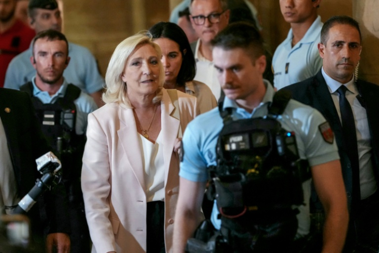 Marine Le Pen, présidente du groupe parlementaire du Rassemblement national (c), quitte la cour d'appel de Paris le 7 juillet 2026, après le prononcé de l'arrêt en appel pour détournement de fonds publics européens dans l'affaire des emplois présumés fictifs au Parlement européen ( AFP / Dimitar DILKOFF )