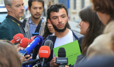 Ryad Rani, président de l'Union syndicale lycéenne (USL), s'adresse à la presse devant le ministère de l'Education à Paris, le 2 octobre 2026 ( AFP / Ludovic MARIN )