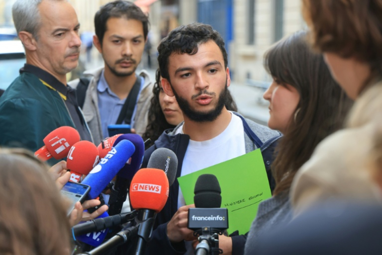 Le secrétaire général l'Union syndicale lycéenne (USL) Ryad Rani s'adresse à la presse après une rencontre avec le ministre de l'Education nationale le 2 octobre 2026 à Paris ( AFP / Ludovic MARIN )
