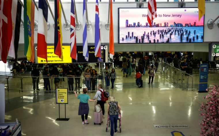 Des voyageurs au terminal B de l'aéroport international Newark Liberty à Newark, dans le New Jersey, le 7 mai 2025 ( AFP / kena betancur )