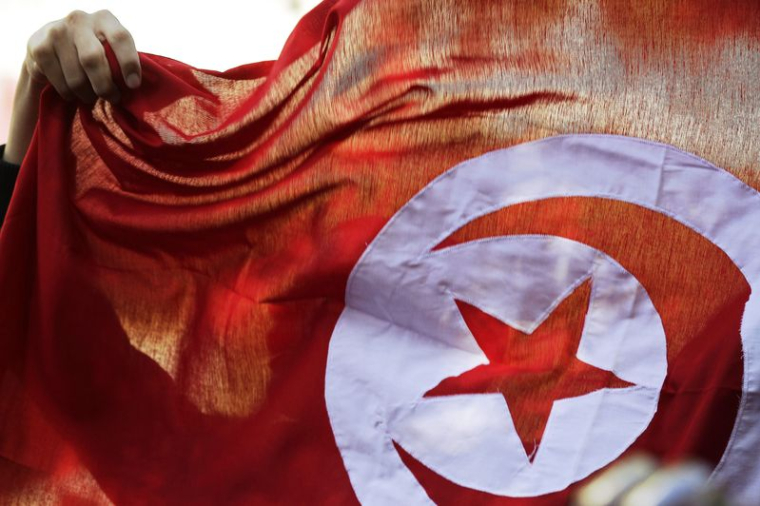 Photo d'archives d'une personne tenant un drapeau tunisien à Tunis