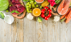 (Crédits photo : Adobe Stock - Echantillon de produits frais, bruts et de saison : fruits, légumes, viande)