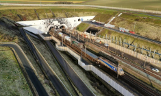 Photo d'archives d'une navette de fret d'Eurotunnel entre dans le tunnel sous la Manche à Coquelles