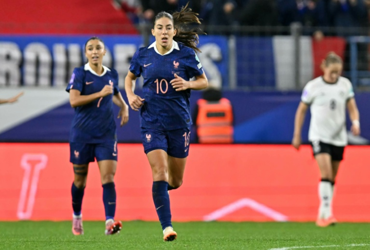 L'attaquante Clara Mateo (N.10) vient de signer l'égalisation pour les Bleues contre l'Allemagne en Ligue des nations à Caen, le 28 octobre 2025  ( AFP / LOU BENOIST )