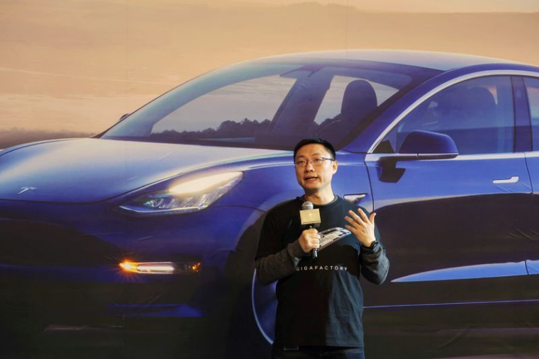Photo d'archives du chef de Tesla en Chine, Tom Zhu, lors d'une cérémonie à Shanghai