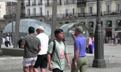 Madrid : les passants tentent de se protéger de la chaleur caniculaire