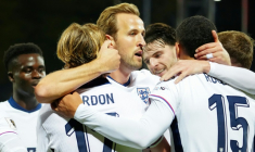 Harry Kane (c) et ses coéquipiers qualifiés pour le Mondial-2026 après la victoire de l'Angletterre en Lettonie,le 14 octobre 2025 à Riga ( AFP / Gints Ivuskans )