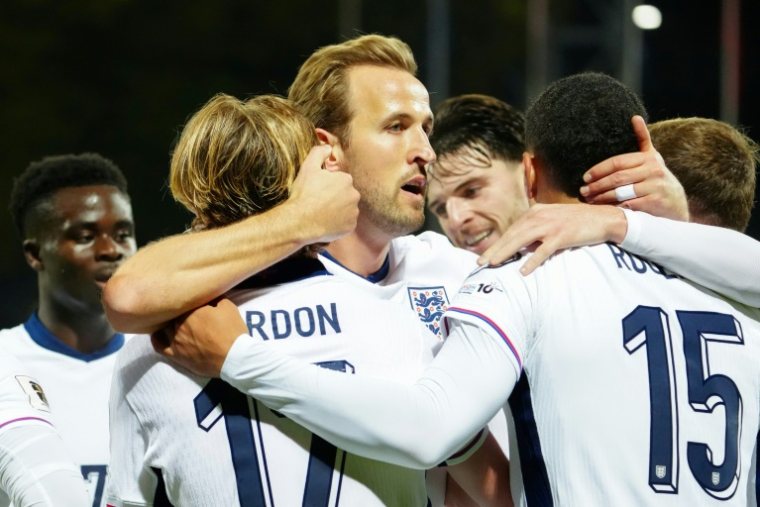 Harry Kane (c) et ses coéquipiers qualifiés pour le Mondial-2026 après la victoire de l'Angletterre en Lettonie,le 14 octobre 2025 à Riga ( AFP / Gints Ivuskans )
