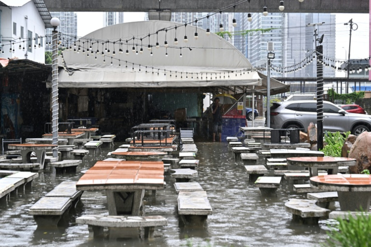 Un restaurant inondé à Bangkok, le 26 septembre 2026 ( AFP / Lillian SUWANRUMPHA )