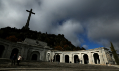 Des personnes quittent la basilique Santa Cruz (basilique de la Sainte Croix) dans la vallée de Cuelgamuros, anciennement Valle de los Caidos (vallée des morts), où se trouvait la tombe de Franco jusqu'en 2019, à San Lorenzo de El Escorial, le 20 novembre 2025, après avoir assisté à une messe marquant le 50e anniversaire de la mort du dictateur espagnol Francisco Franco. Le 19 novembre 2025, le gouvernement de gauche espagnol a annoncé 480 nouveaux événements qui se tiendront cette année pour marquer le 50e anniversaire de la mort du dictateur de droite Francisco Franco et le rétablissement de la démocratie. Franco est décédé le 20 novembre 1975, à l'âge de 82 ans, après avoir dirigé l'Espagne d'une main de fer pendant près de quatre décennies. ( AFP / Oscar DEL POZO )