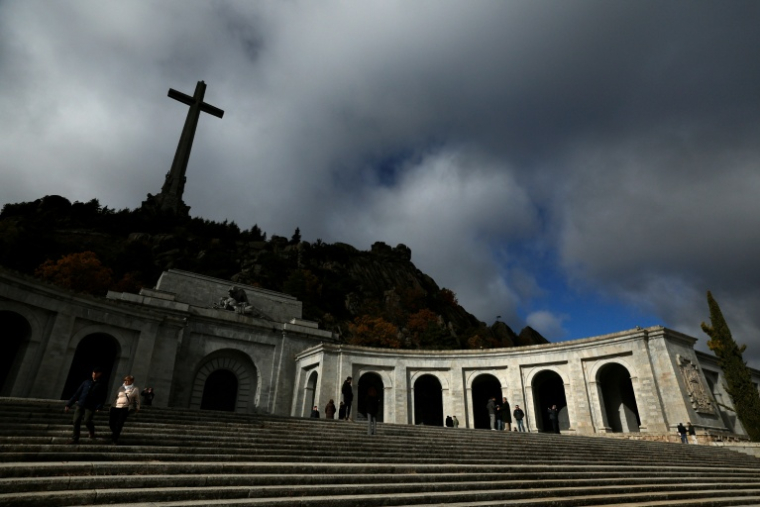 Des personnes quittent la basilique Santa Cruz (basilique de la Sainte Croix) dans la vallée de Cuelgamuros, anciennement Valle de los Caidos (vallée des morts), où se trouvait la tombe de Franco jusqu'en 2019, à San Lorenzo de El Escorial, le 20 novembre 2025, après avoir assisté à une messe marquant le 50e anniversaire de la mort du dictateur espagnol Francisco Franco. Le 19 novembre 2025, le gouvernement de gauche espagnol a annoncé 480 nouveaux événements qui se tiendront cette année pour marquer le 50e anniversaire de la mort du dictateur de droite Francisco Franco et le rétablissement de la démocratie. Franco est décédé le 20 novembre 1975, à l'âge de 82 ans, après avoir dirigé l'Espagne d'une main de fer pendant près de quatre décennies. ( AFP / Oscar DEL POZO )