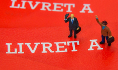 Les épargnants ont retiré 490 millions d'euros de plus qu'ils n'en ont déposé le mois dernier, signant ainsi le pire mois de mars pour le Livret A depuis 2009 ( AFP / DENIS CHARLET )