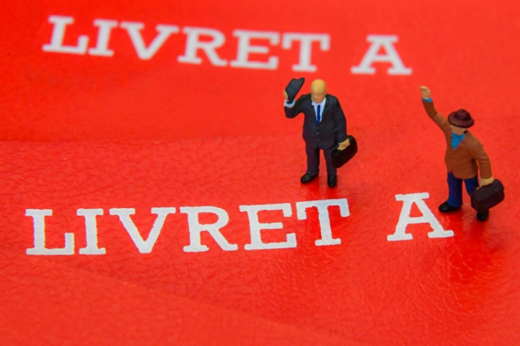 Les épargnants ont retiré 490 millions d'euros de plus qu'ils n'en ont déposé le mois dernier, signant ainsi le pire mois de mars pour le Livret A depuis 2009 ( AFP / DENIS CHARLET )