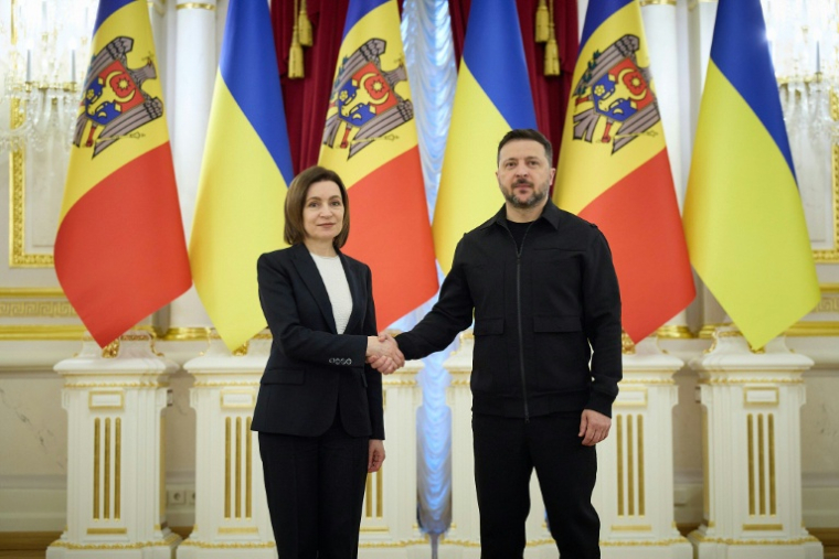 Photo émanant de la présidence ukrainienne, prise et transmise le 26 avril 2026, montrant le président Volodymyr Zelensky et son homologue de Moldavie Maia Sandu lors d'une réunion à Kiev  ( UKRAINIAN PRESIDENTIAL PRESS SERVICE / Handout )