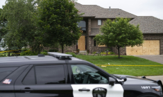 Une voiture de police dimanche 15 juin 2025 devant la maison de la démocrate Melissa Hortman, tuée la veille à Brooklyn Park, dans le Minnesota ( GETTY IMAGES NORTH AMERICA / Stephen Maturen )
