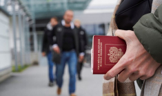 Photo d'une personne tenant son passeport russe
