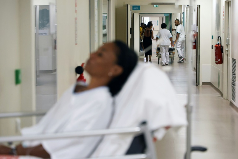 Des soignants prennent en charge des malades atteints du chikungunya au Centre hospitalier Ouest Réunion de Saint-Paul, à La Réunion, le 10 avril 2025 ( AFP / Richard BOUHET )