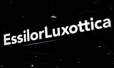 Le logo d'EssilorLuxottica est affiché au SILMO à Villepinte, près de Paris, France