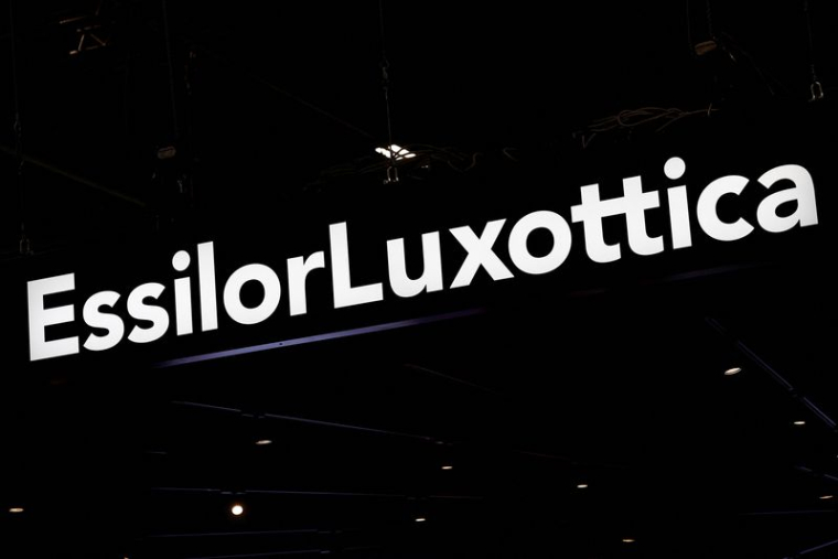 Le logo d'EssilorLuxottica est affiché au SILMO à Villepinte, près de Paris, France