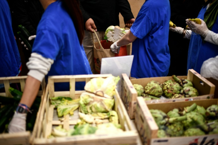 Distribution d'aide alimentaire près de Bordeaux, le 3 avril 2024 en Gironde ( AFP / Christophe ARCHAMBAULT )