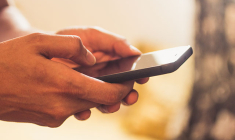 Le smartphone supplante la carte bancaire chez les plus jeunes ( Crédits: Adobe Stock )