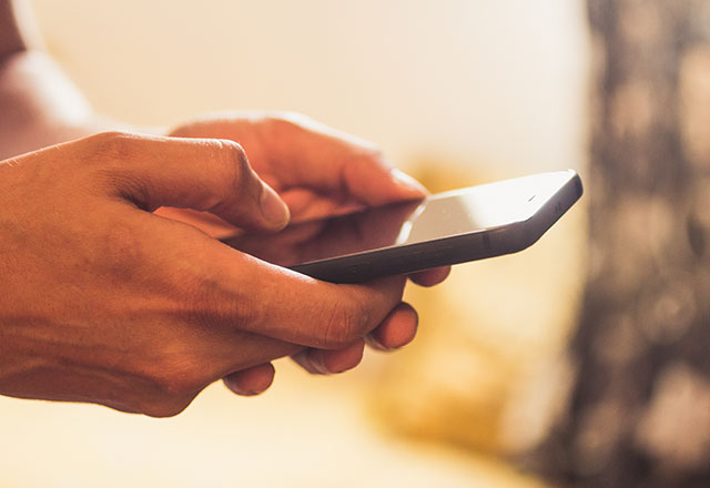 Le smartphone supplante la carte bancaire chez les plus jeunes ( Crédits: Adobe Stock )