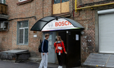 Anastassiia Jmoutskaet son fils Oreste se rendent à l'école après une alerte aérienne, à Kiev, le 13 octobre 2026 en Ukraine ( AFP / Tetiana DZHAFAROVA )