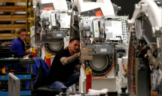 Des employés travaillent à la tomographie assistée par ordinateur dans l'usine de Siemens Healthineers à Forchheim