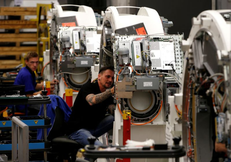 Des employés travaillent à la tomographie assistée par ordinateur dans l'usine de Siemens Healthineers à Forchheim