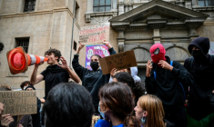 des élèves bloquent le lycée Ampère à Lyon le 1er octobre 2026 ( AFP / OLIVIER CHASSIGNOLE )