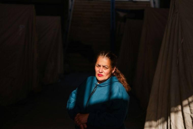Une femme devant des tentes installées dans le stade Camille Chamoun, transformé en centre d'accueil et d'hébergement pour les personnes déplacées, à Beyrouth, le 27 mars 2026 au Liban ( AFP / Dimitar DILKOFF )