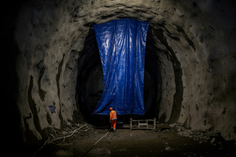 Un ouvrier sur le chantier du tunnel de la ligne ferroviaire à grande vitesse Lyon-Turin, le 6 février 2025 à Saint-Julien Mont Denis en Savoie ( AFP / JEFF PACHOUD )