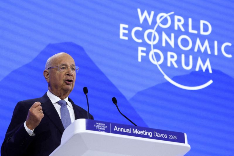 Le fondateur et président du Forum économique mondial (WEF) Klaus Schwab prononce son discours de bienvenue lors de la 55e réunion annuelle du Forum économique mondial