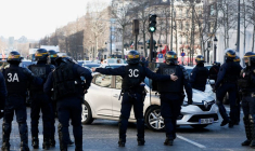 LES FORCES DE L'ORDRE TIRENT DES GRENADES LACRYMOGÈNES À L'ARC DE TRIOMPHE