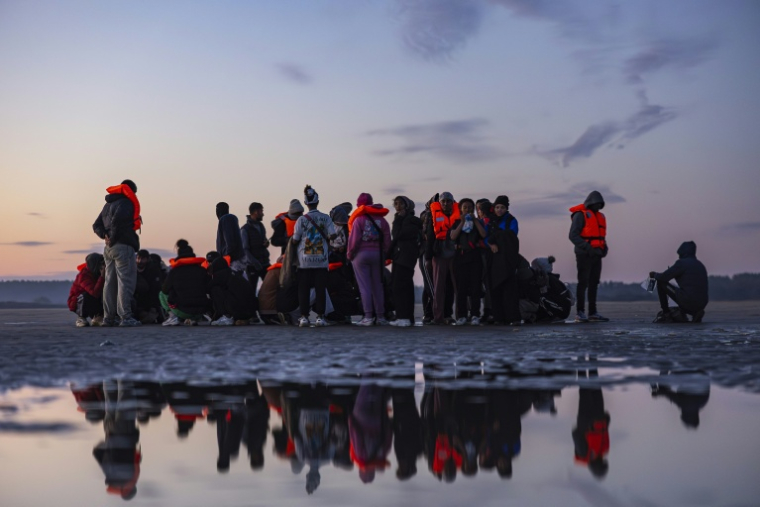 Des migrants attendent un  bateau de passeurs pour traverser la Manche au large de la plage de Gravelines (France) le 27 septembre 2025 ( AFP / Sameer Al-DOUMY )