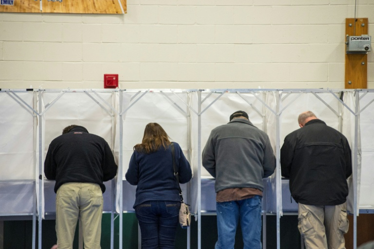Des électeurs remplissent leurs bulletins de vote lors de l'élection présidentielle à Brookline, dans le New Hampshire, le 3 novembre 2020 ( AFP / Joseph Prezioso )