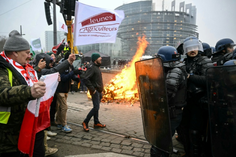 Des agriculteurs manifestent devant le Parlement européen contre l'accord de libre-échange entre l'UE et les pays du Mercosur le 20 janvier 2026 à Strasbourg ( AFP / NICOLAS TUCAT )