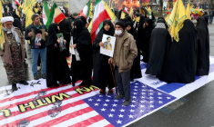 Photo réalisée avec l'accord du ministère de la Culture et de l'Orientation islamique iranien d'Iraniens qui marchent sur un drapeau américain lors d'une commémoration en soutien au peuple palestinien, à Téhéran, le 13 mars 2026 ( AFP / - )