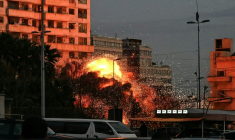 Une boule de feu sur le site d'une frappe aérienne israélienne qui a touché un bâtiment du quartier de Bachoura à Beyrouth, le 18 mars 2026 au Liban ( AFP / FADEL itani )