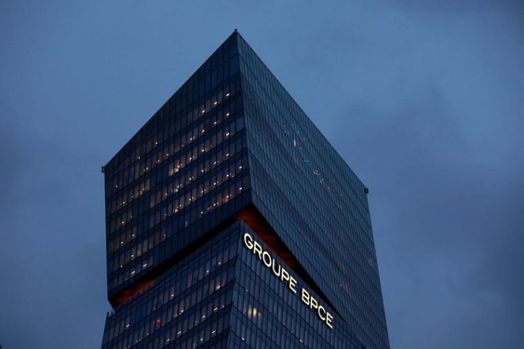 Le logo du Groupe BPCE est visible au siège du groupe bancaire français BPCE à Paris