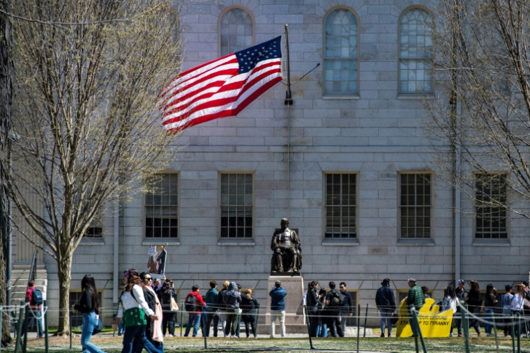Des manifestants sur le campus d'Harvard, après un rassemblement contre les attaques du président américain Donald Trump contre l'université, le 17 avril 2025 à Cambridge, dans le Massachusetts ( AFP / Joseph Prezioso )