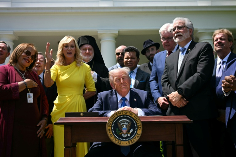 La conseillère spirituelle de Donald Trump (au centre) Paula White (en jaune) lors du jour de "prière nationale" à la Maison Blanche, à Washington, le 1er mai 2025 ( AFP / Jim WATSON )