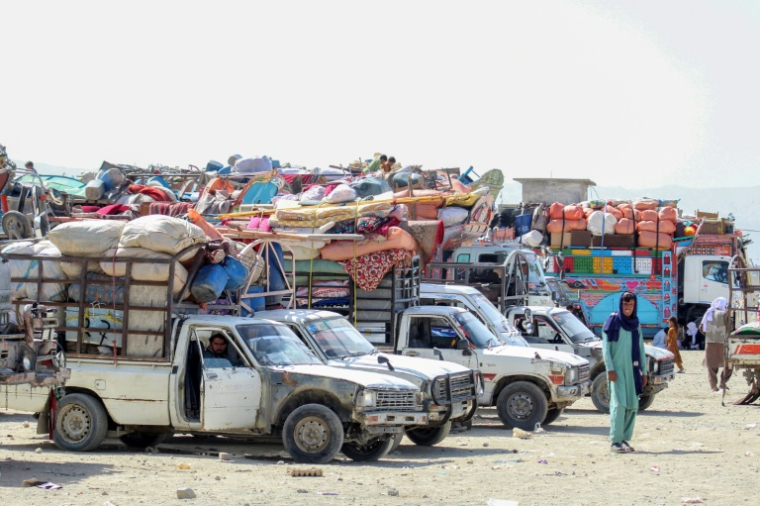 Des réfugiés afghans au Pakistan sont rassemblés près de la frontière avant d'être renvoyés dans leur pays, le 4 septembre 2025 à Chaman, au Pakistan ( AFP / Abdul BASIT )