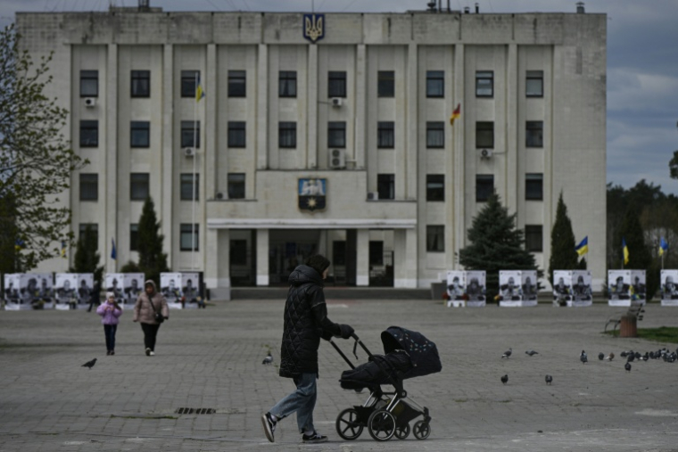Des habitants dans le centre de Slavoutytch, dans le nord de l'Ukraine, le 25 avril 2026  ( AFP / Genya SAVILOV )
