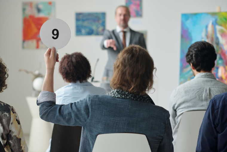 Les particuliers peuvent obtenir du mobilier de qualité à bas coût grâce aux enchères. ( crédit photo : Getty Images )