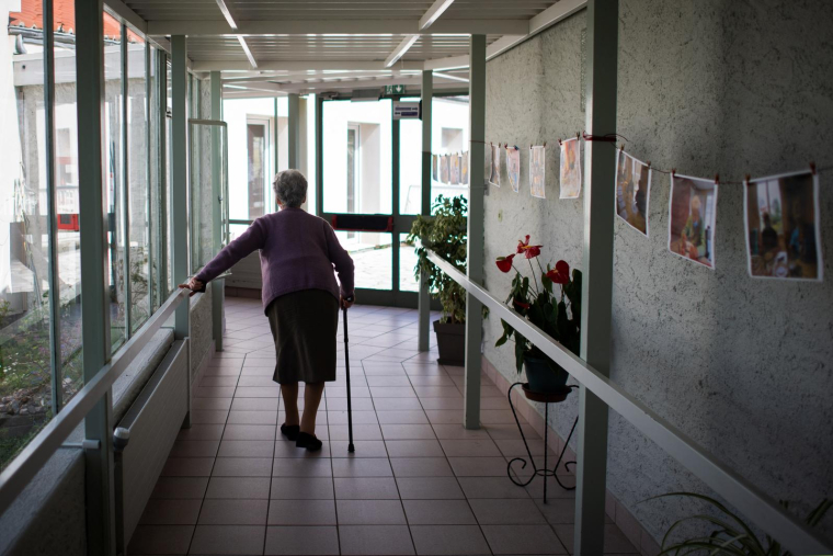 L'APA est "une allocation est attribuée et payée par le Département au bénéfice de tous les habitants du Lot qui ont besoin d'aide pour bien vieillir à domicile comme en établissement", estime le président du département Serge Rigal. ( AFP / LOIC VENANCE )