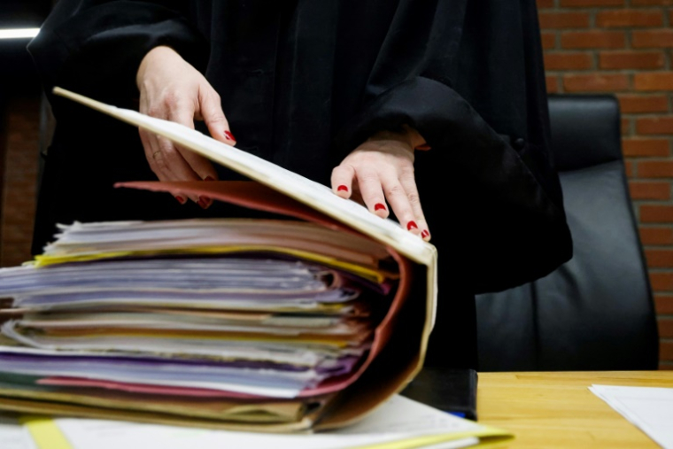 Une juge ouvre un dossier dans une salle d'audience du palais de justice de Bobigny, le 15 janvier 2024 en Seine-Saint-Denis ( AFP / Ludovic MARIN )