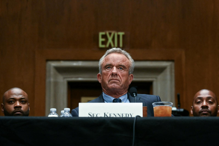 Robert F. Kennedy Jr, ministre américain à la Santé et aux Services sociaux, témoigne devant une commission sénatoriale de la santé, de l'éducation, du travail et des retraites sur la proposition de budget du président pour l'exercice 2026 pour le ministère de la Santé et des Services sociaux, au Capitole à Washington, le 14 mai 2025.  ( AFP / JIM WATSON )